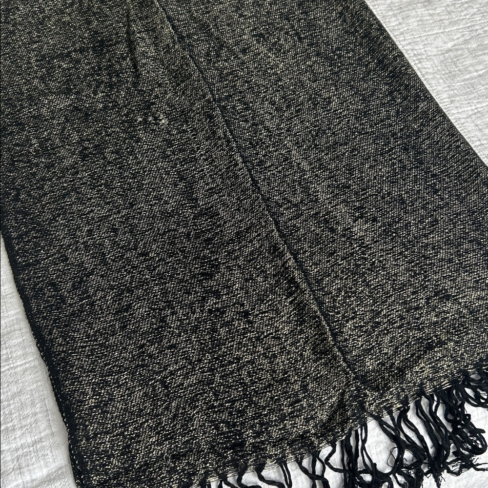 Beautiful sparkly scarf - Picture 3 of 7